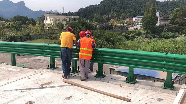 焦作高速公路护栏板的维护确保道路安全的关键环节